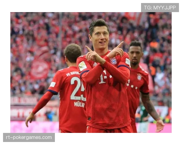 特写镜头：拜仁慕尼黑主帅在场边怒斥球员回防不及时。